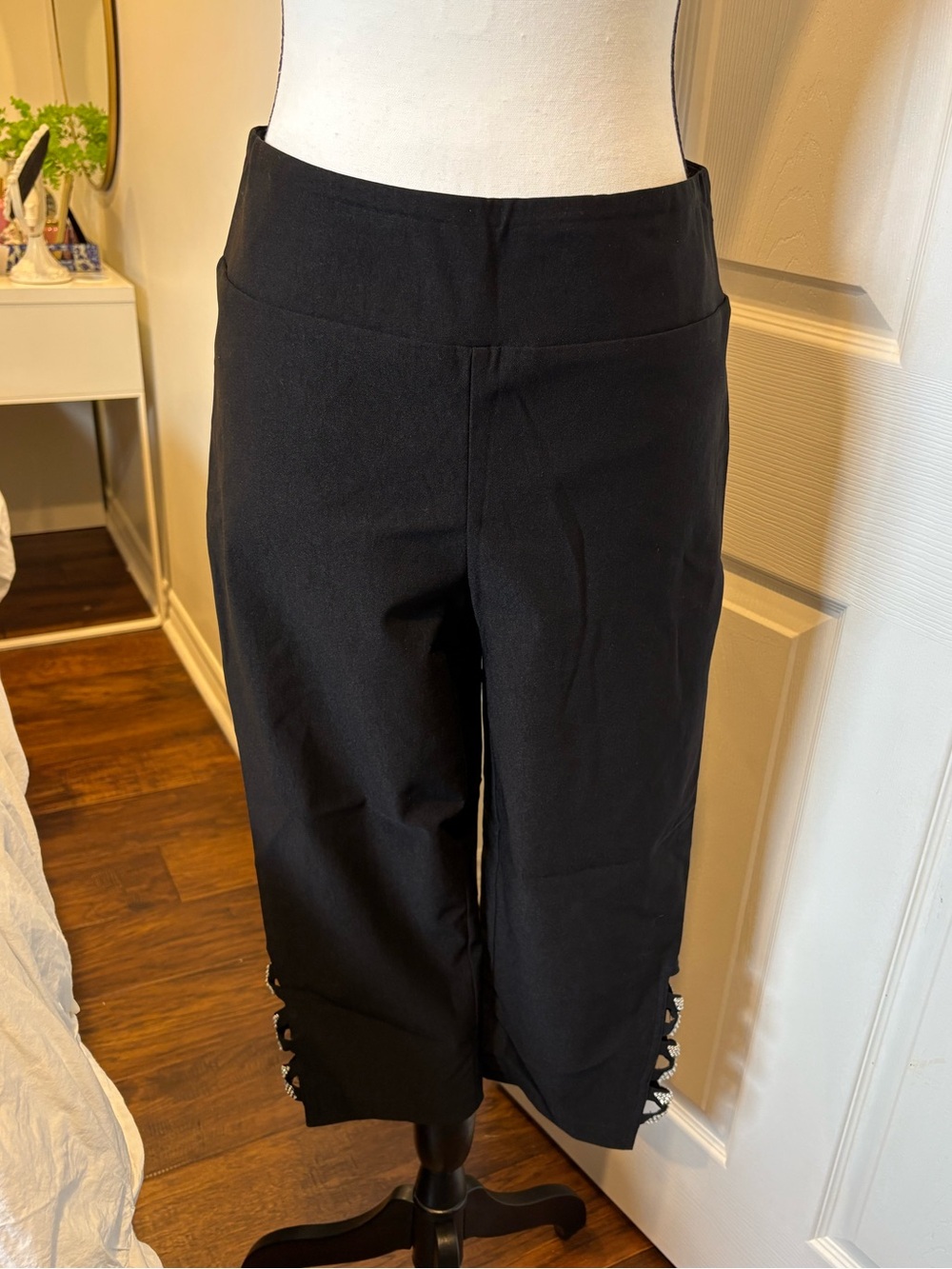 Joseph Ribkoff Black Rhinestone Lattice Cropped Pants Size 10 Made in Canada